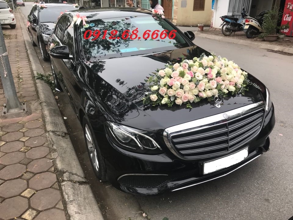 Cho thuê xe cưới hạng sang MERCEDES E300 AMG giá hấp dẫn tại Hà Nội - xe cưới Phương Đông